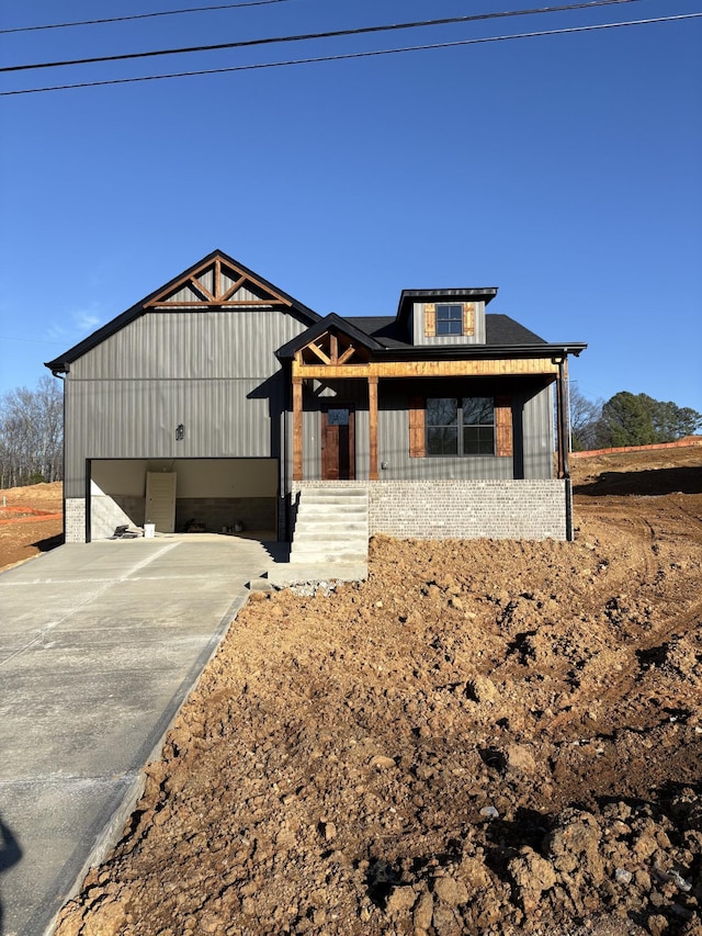 view of front of house with driveway