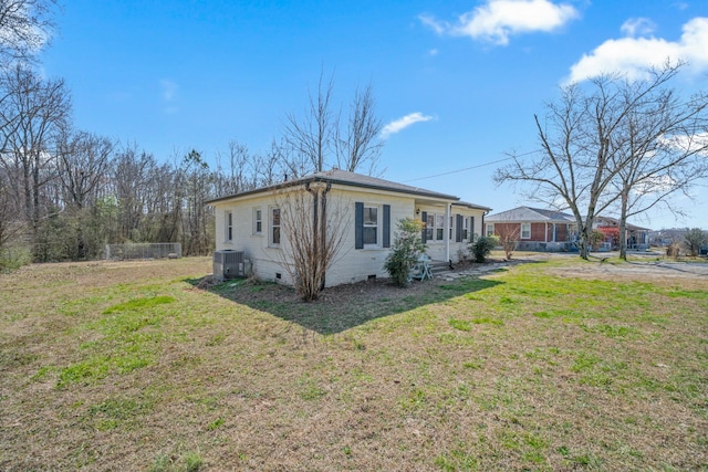 view of front of home featuring crawl space, central AC unit, and a front lawn