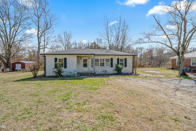 single story home featuring a front lawn