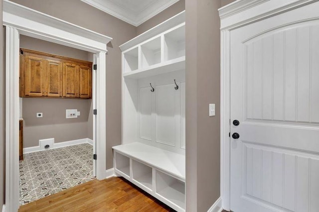 mudroom featuring light wood-style floors, baseboards, and ornamental molding