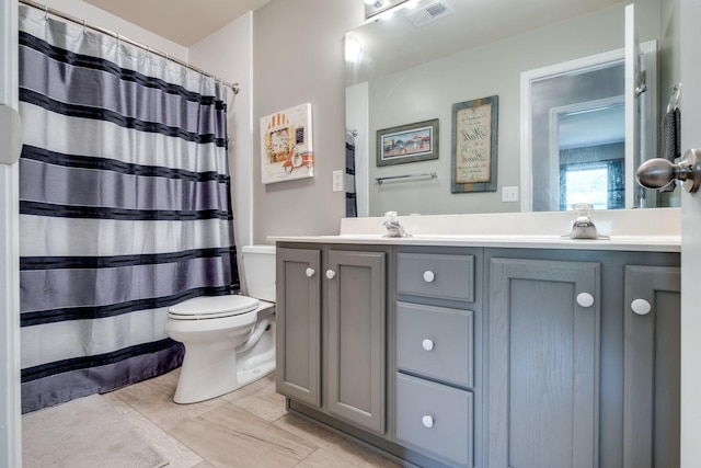 full bath featuring a shower with curtain, visible vents, toilet, and double vanity