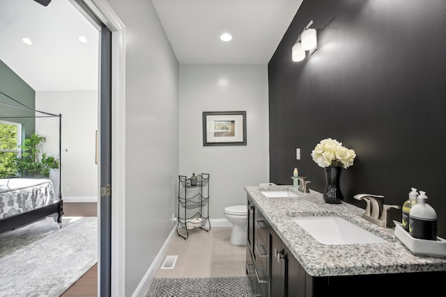 full bathroom featuring visible vents, connected bathroom, baseboards, and a sink