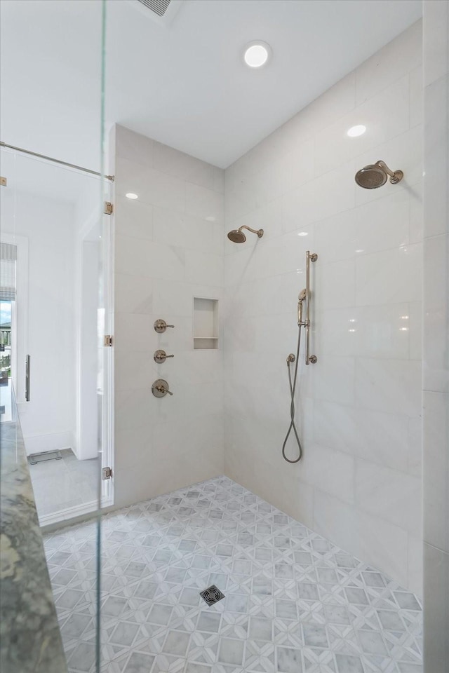 bathroom featuring a tile shower