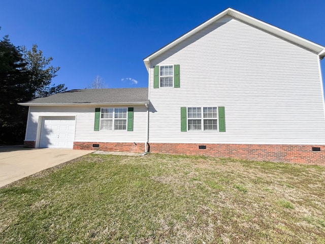 view of front facade featuring crawl space, a garage, and a front yard