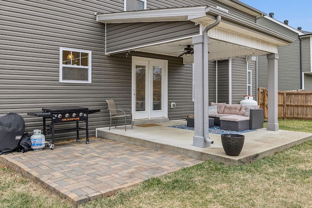 view of patio featuring ceiling fan, fence, and an outdoor hangout area