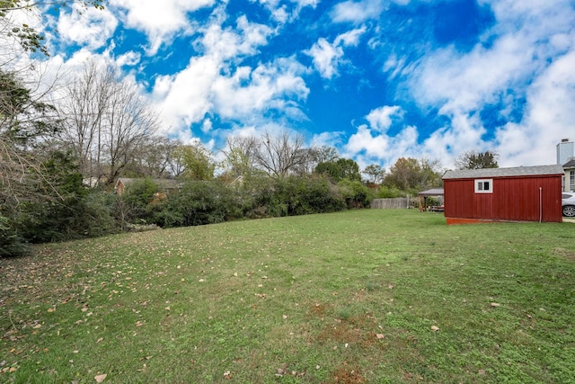 view of yard featuring an outbuilding