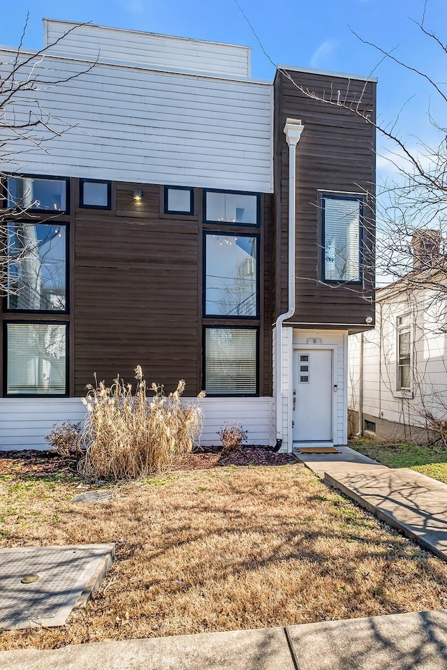 view of front of home featuring a front yard