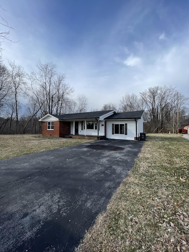 view of front facade with a front lawn and aphalt driveway