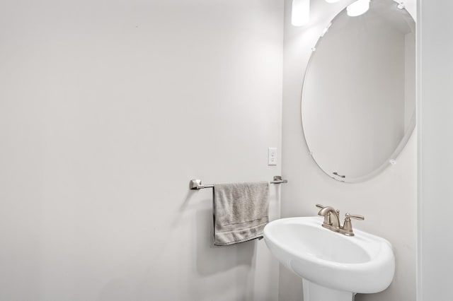 bathroom featuring a sink