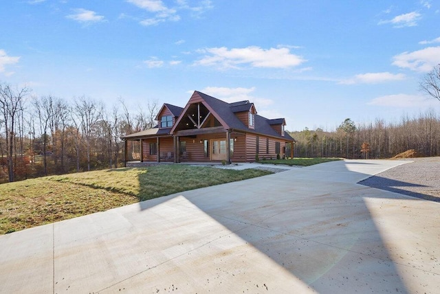 view of front of home featuring a porch and a front lawn