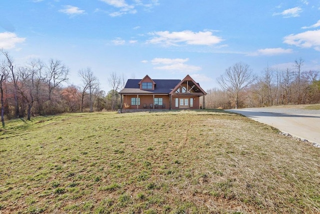 view of front of home featuring a front lawn