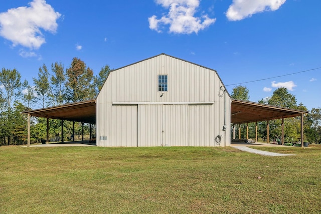 view of barn featuring a yard