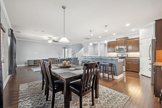 dining space featuring recessed lighting, visible vents, dark wood-type flooring, ornamental molding, and baseboards