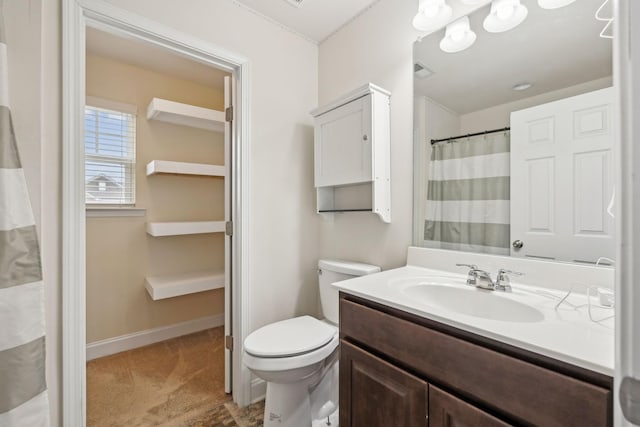 full bath featuring visible vents, a shower with shower curtain, toilet, vanity, and baseboards