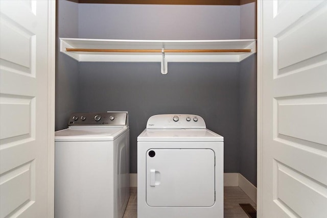 washroom featuring laundry area, baseboards, visible vents, and independent washer and dryer