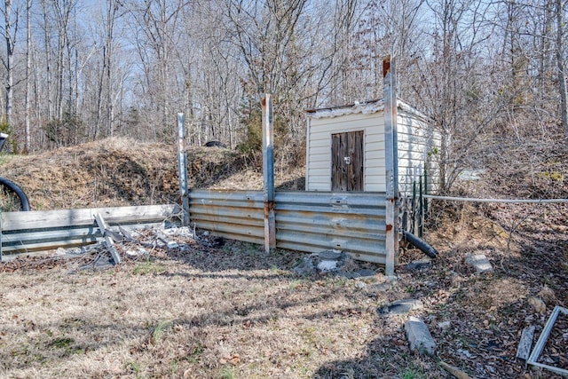 view of yard featuring an outbuilding and fence