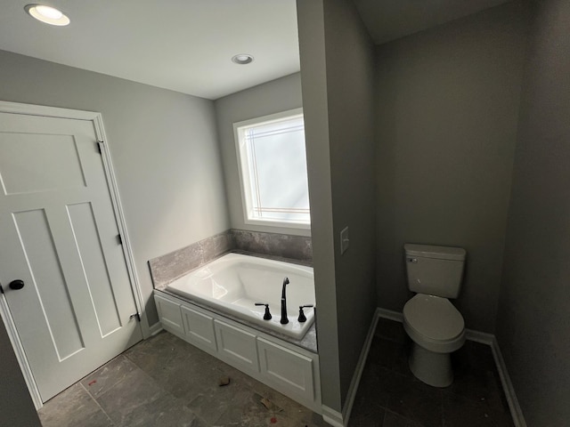 full bathroom with toilet, a garden tub, baseboards, and recessed lighting