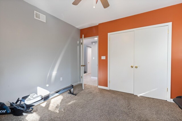 workout room with carpet, visible vents, ceiling fan, and baseboards