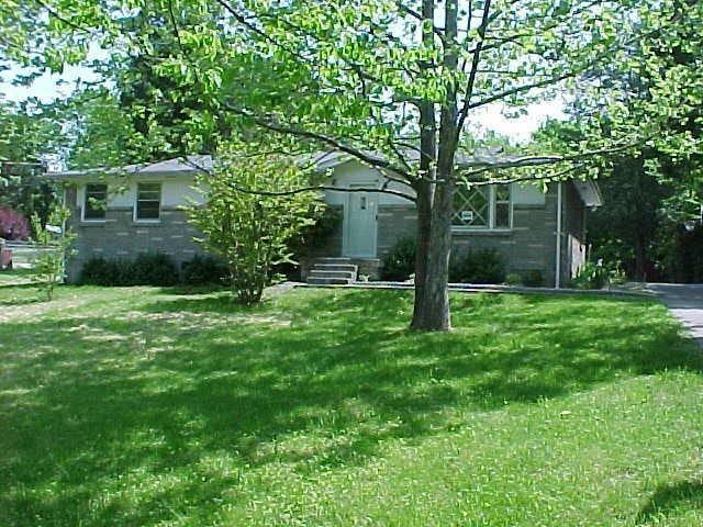 view of front facade with a front yard