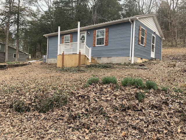 view of front of property with crawl space