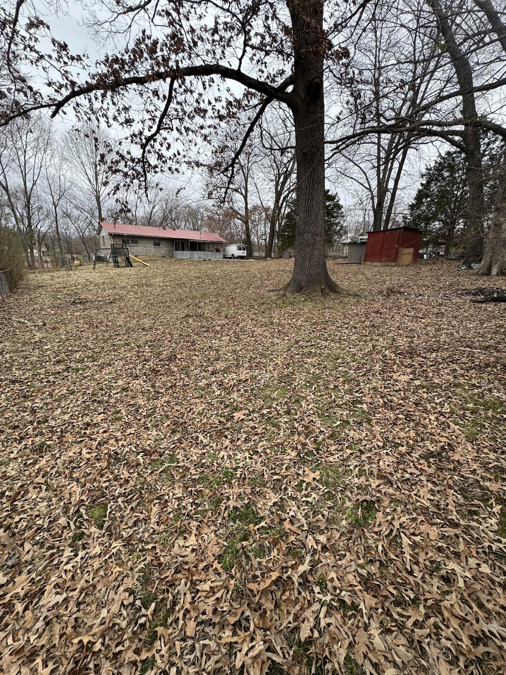 view of yard featuring an outdoor structure