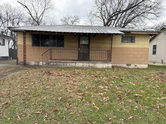 view of front of house featuring a porch, crawl space, metal roof, and a front lawn