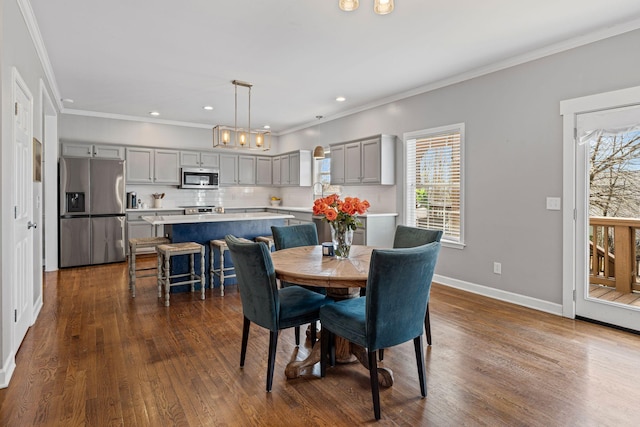 dining room with recessed lighting, dark wood-style flooring, crown molding, and baseboards