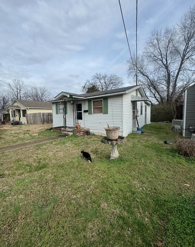 view of front of property with a front yard