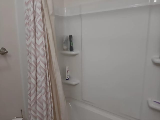 bathroom featuring shower / bath combo