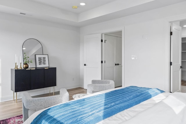 bedroom featuring light wood-style floors, recessed lighting, visible vents, and baseboards