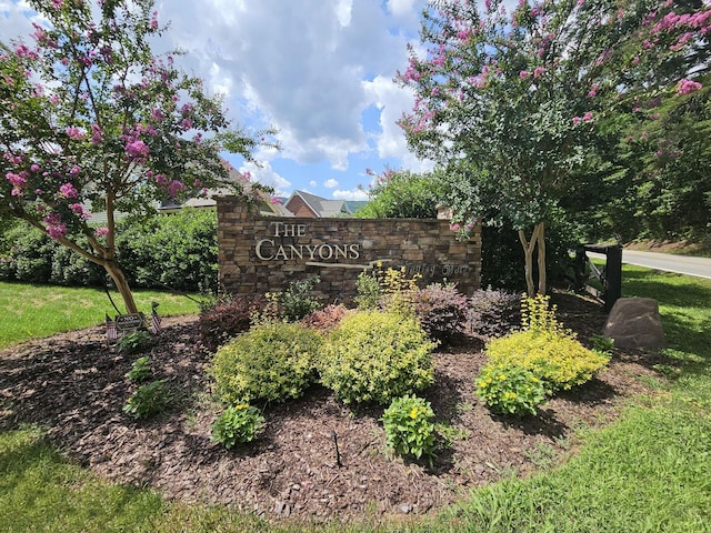 view of community / neighborhood sign