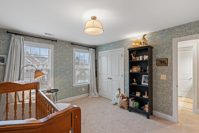 bedroom with baseboards, carpet, visible vents, and wallpapered walls