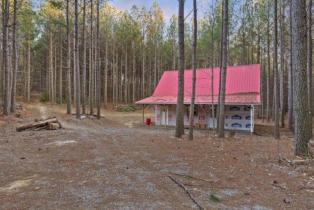 view of front facade featuring metal roof