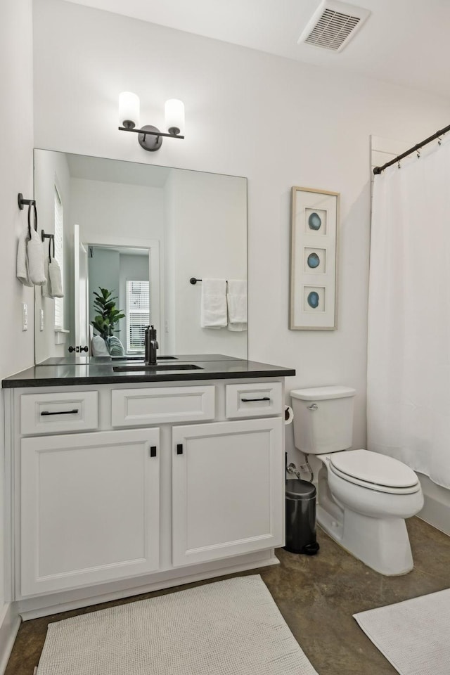 bathroom with a shower with shower curtain, visible vents, vanity, and toilet