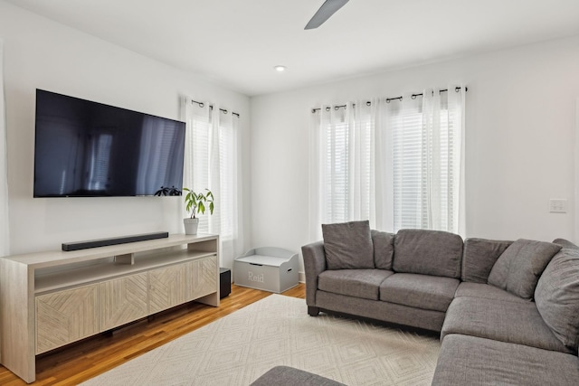 living area with ceiling fan, light wood finished floors, and recessed lighting