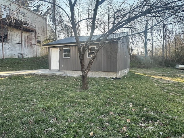 view of outdoor structure featuring a garage and an outdoor structure