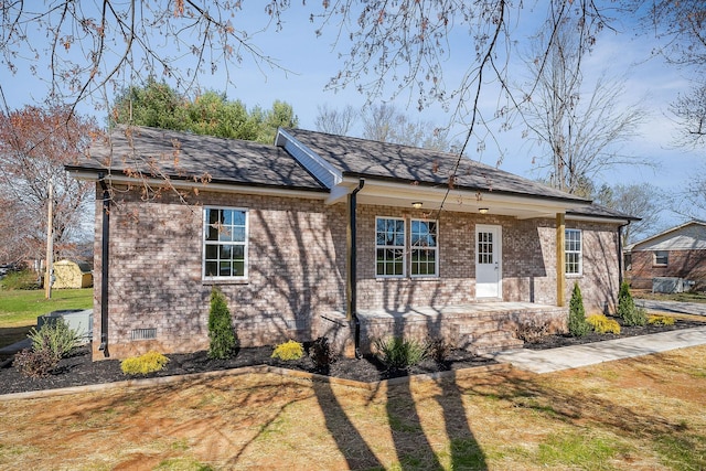 view of front facade featuring a front lawn and brick siding