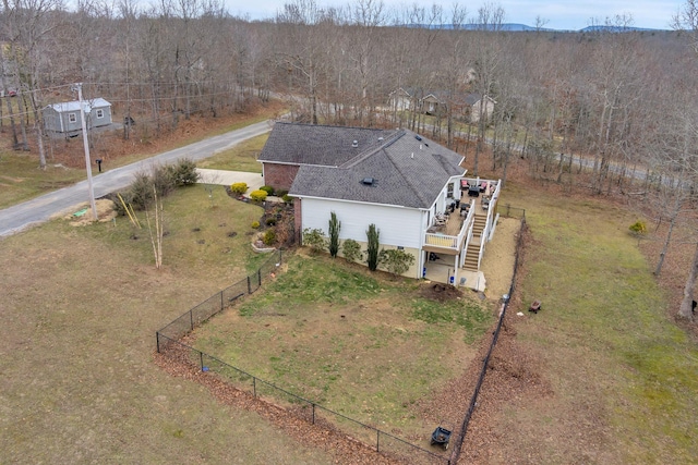 birds eye view of property featuring a forest view