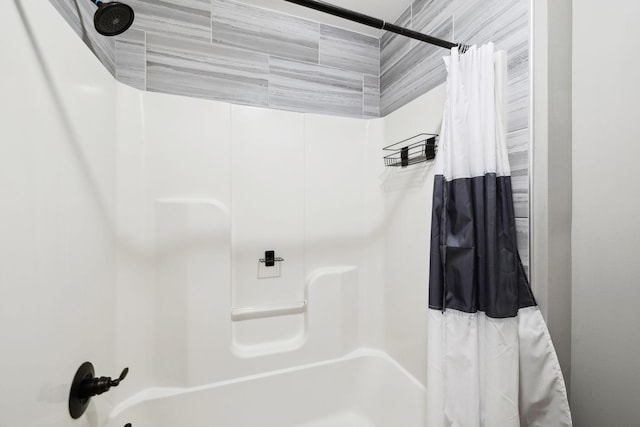 full bath with shower / tub combo with curtain