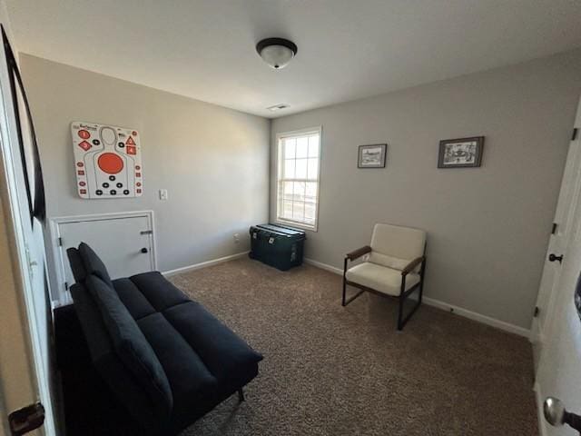 living area with carpet and baseboards