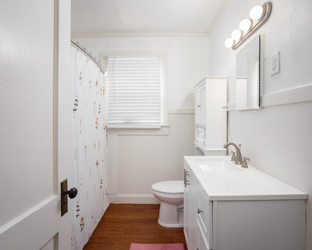 full bathroom with baseboards, toilet, a shower with curtain, wood finished floors, and vanity