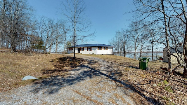 view of front of house with driveway and a front yard