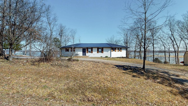 view of front of house with a front lawn