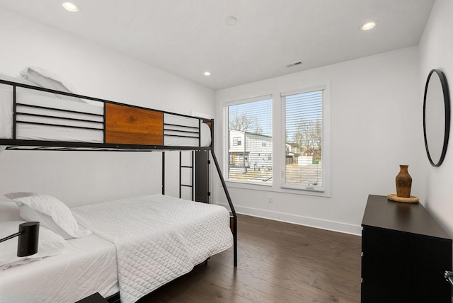 bedroom featuring dark wood-type flooring, recessed lighting, visible vents, and baseboards