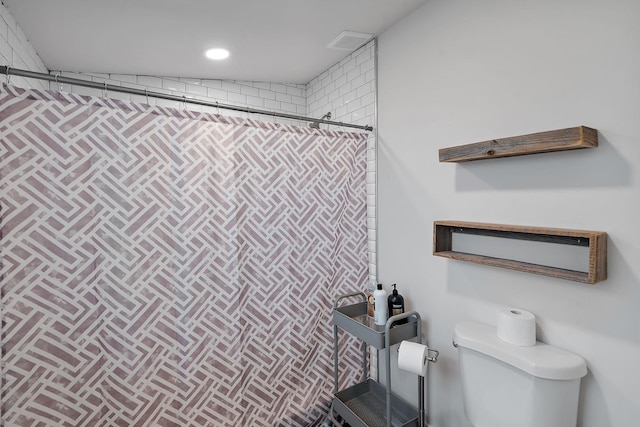 bathroom featuring visible vents, toilet, and a shower with curtain