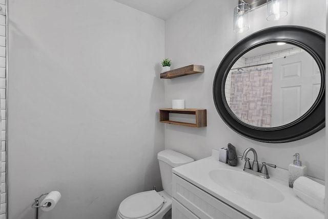 full bathroom with a shower with shower curtain, vanity, and toilet