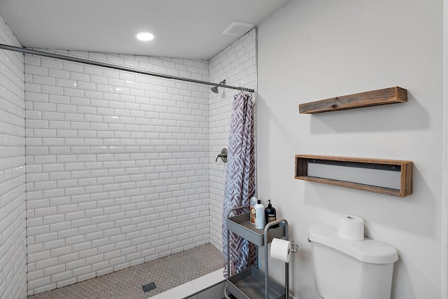 full bath featuring toilet, visible vents, tiled shower, and recessed lighting