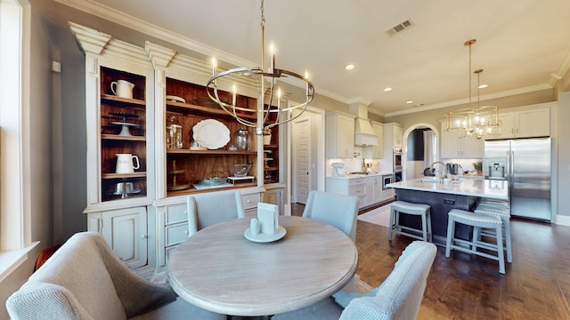 dining space featuring visible vents, arched walkways, ornamental molding, dark wood-style flooring, and an inviting chandelier