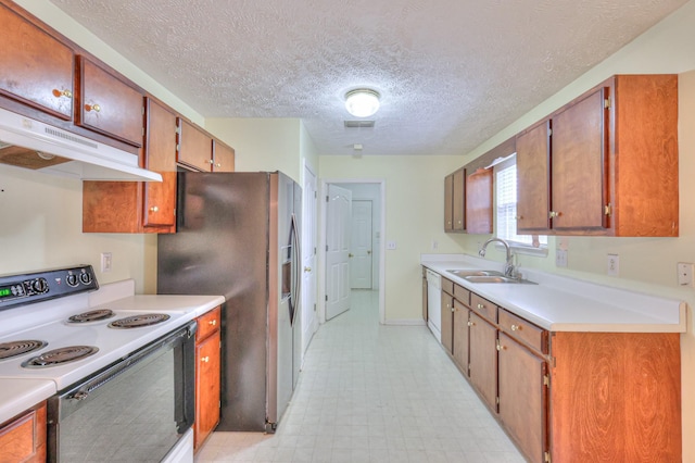 kitchen featuring under cabinet range hood, electric range, a sink, visible vents, and light countertops