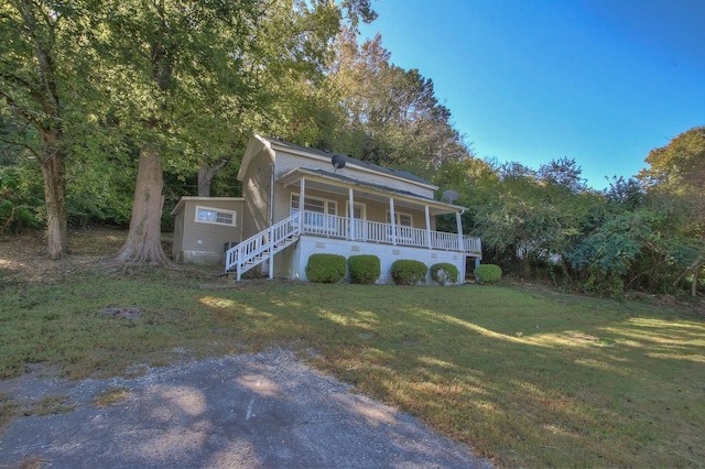 view of front of property featuring a porch and a front lawn